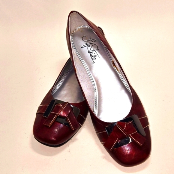 Life Stride Shoes - Life Stride Women's Leather Loafer Slip On Shoe Size 9 Burgundy Buckle Bow EUC